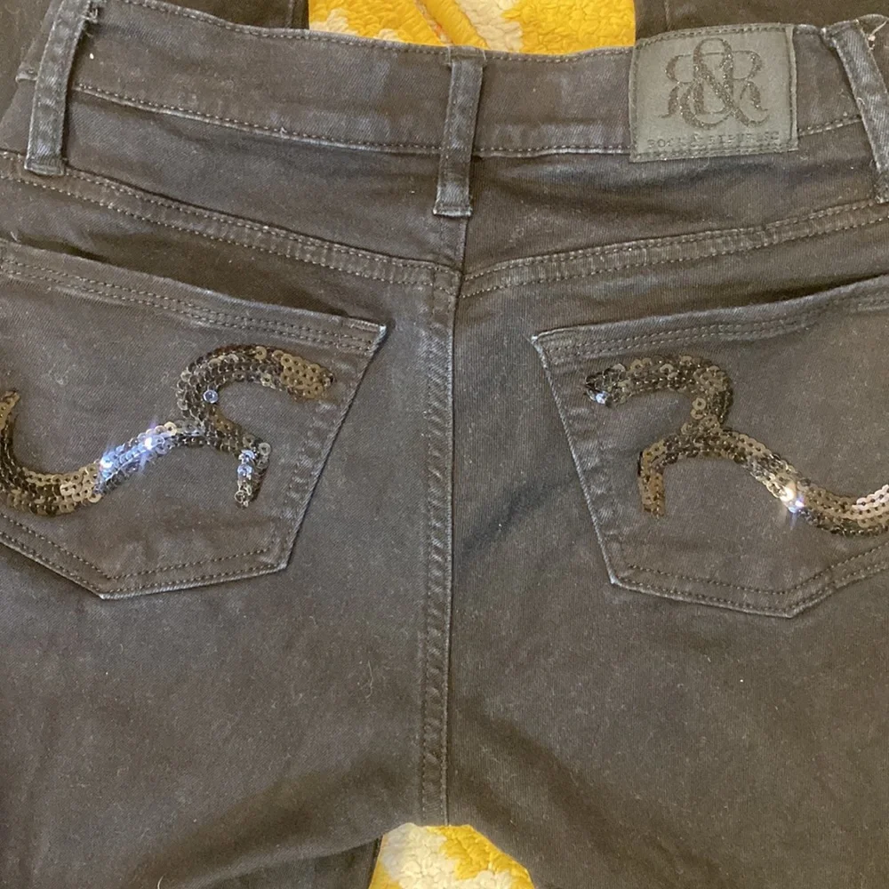 ROCK & REPUBLIC Kasandra 4 black bootcut jeans in EUC